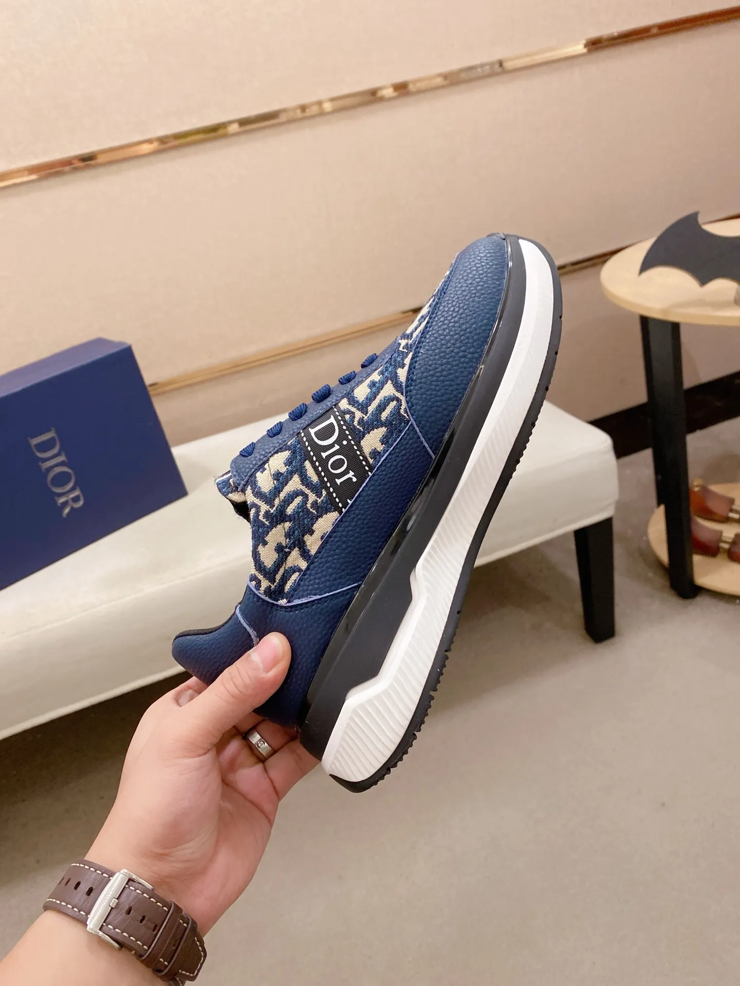 Men's shoes💰 462💰🇮🇹🇮🇹Dior d The new model is on sale at the same time at the counter. The upper 🇮🇹 is imported Italian first-layer cowhide, and the lining is fully imported sheepskin 💪💪. It is a complete 1⃣️ to 1⃣️ replica 🇮🇹💪💪, ⚠ Sole: The original sole is specially provided by the original factory. The exclusive movable molded sole is super comfortable. ⚠Original factory single goods, 🔍🔍high quality, you can enter and leave the counter at will, welcome to compare⚠. Code number:38-44